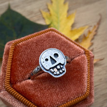 Load image into Gallery viewer, Gold Tooth Skully Ring / Size 7.5