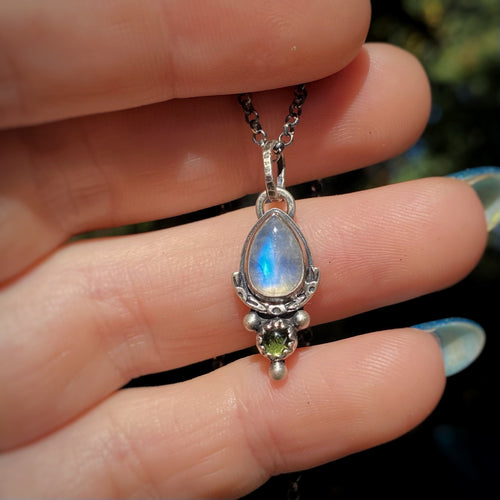 Rainbow Moonstone & Peridot Pendant Necklace / 18”