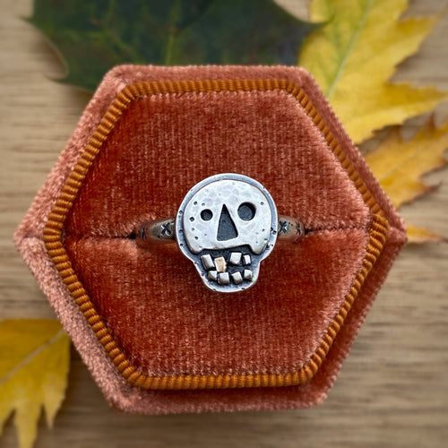 Gold Tooth Skully Ring / Size 7.5
