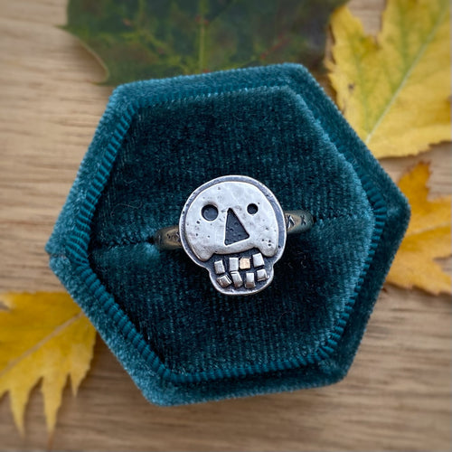 Gold Tooth Skully Ring / Size 8.25