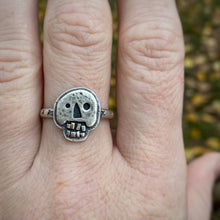 Load image into Gallery viewer, Gold Tooth Skully Ring / Size 10.5