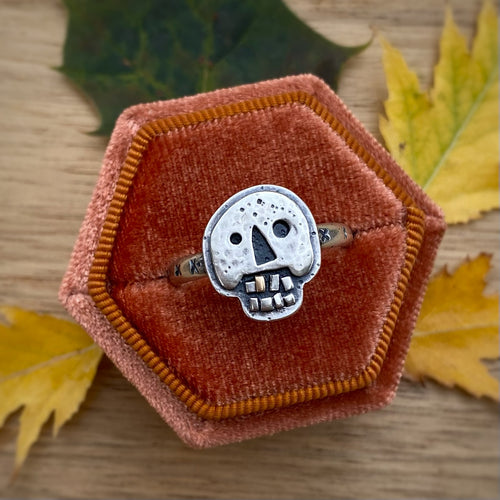 Gold Tooth Skully Ring / Size 10.5