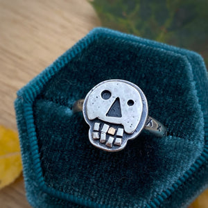 Gold Tooth Skully Ring / Size 8.25