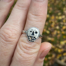 Load image into Gallery viewer, Gold Tooth Skully Ring / Size 7.5