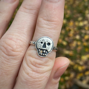 Gold Tooth Skully Ring / Size 7.5