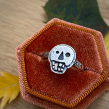 Load image into Gallery viewer, Gold Tooth Skully Ring / Size 7.5