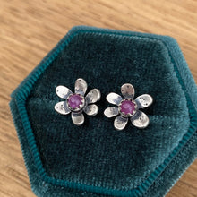 Load image into Gallery viewer, Pink Sapphire Daisy Studs