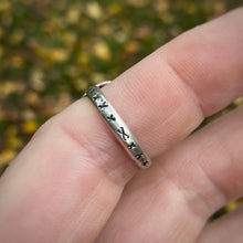 Load image into Gallery viewer, Gold Tooth Skully Ring / Size 7.5