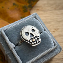 Load image into Gallery viewer, Gold Tooth Skully Ring / Size 7