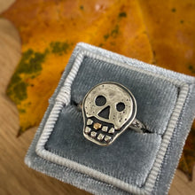 Load image into Gallery viewer, Gold Tooth Skully Ring / Size 7