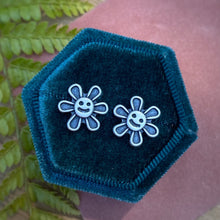 Load image into Gallery viewer, Smiley Flower Stud Earrings